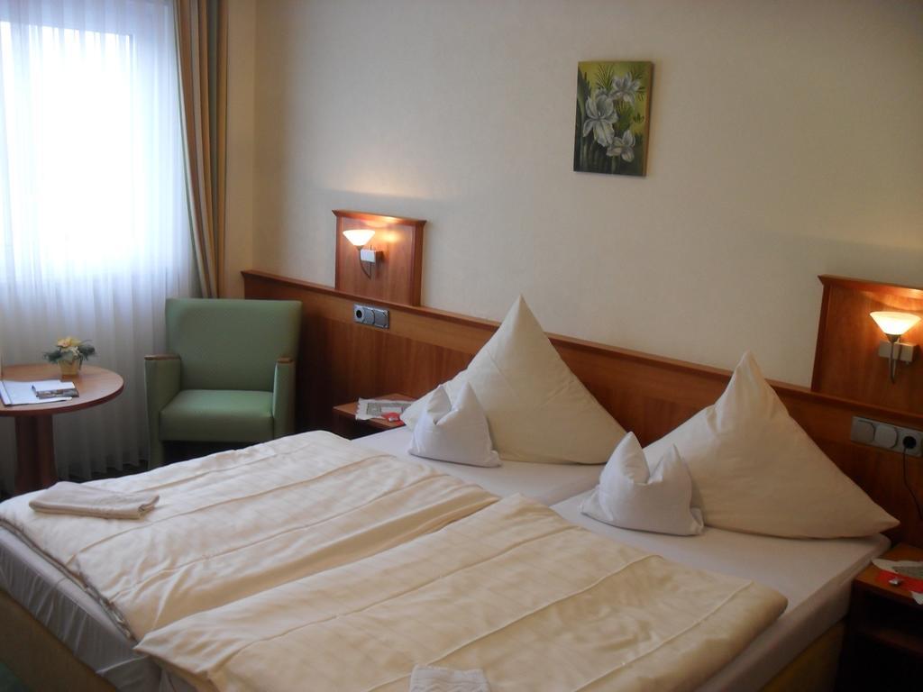 Hotel Reichsschenke Zum Ritter Gotz "Garni" Krov Room photo