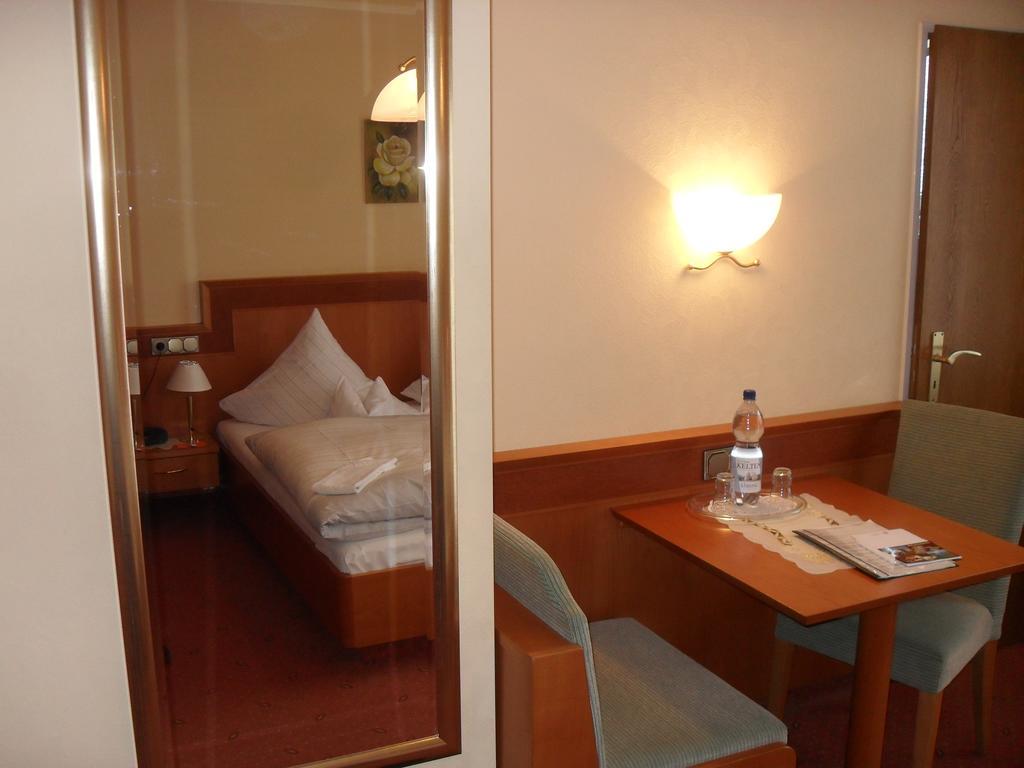 Hotel Reichsschenke Zum Ritter Gotz "Garni" Krov Room photo