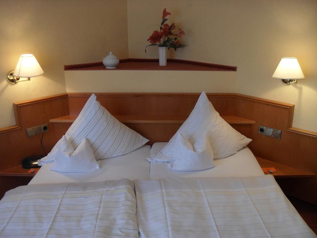 Hotel Reichsschenke Zum Ritter Gotz "Garni" Krov Room photo
