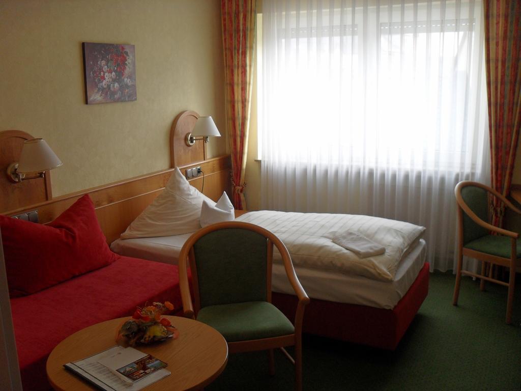 Hotel Reichsschenke Zum Ritter Gotz "Garni" Krov Room photo